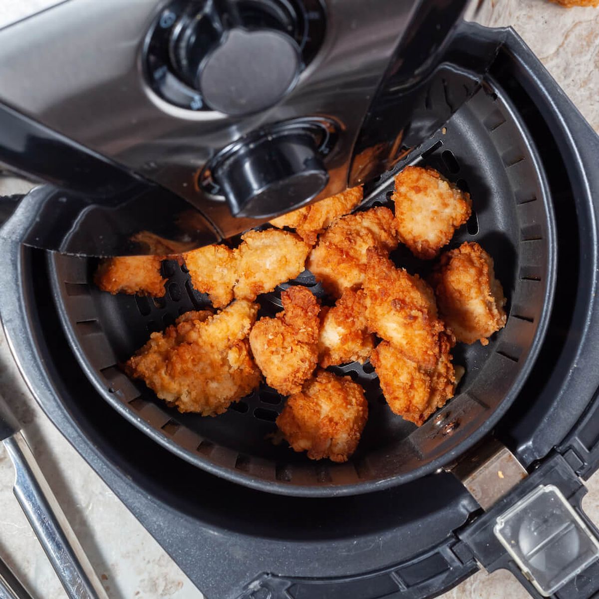 La freidora de aire es ideal para preparar pollo frito.