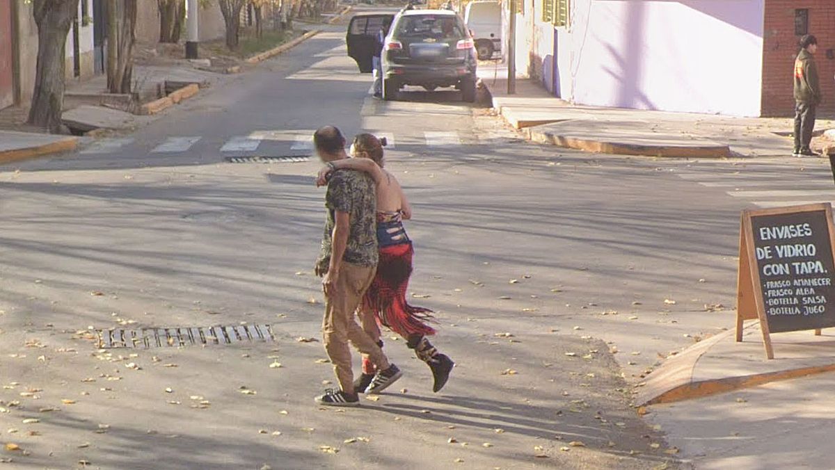 Luego de ir hasta un kiosco, la Adriana Suárez regresó abrazada al hombre, según la imagen tomada por Google Maps.