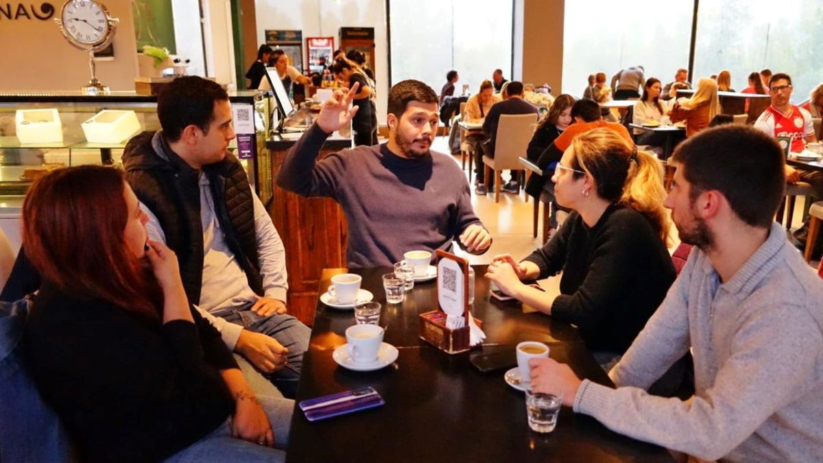 González salió a mostrar a parte de la mesa que lo acompaña.&nbsp;