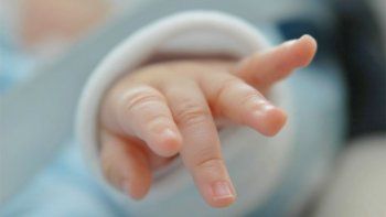 Vendía a un bebé por 500 dólares y entregaba a su hermanita de regalo