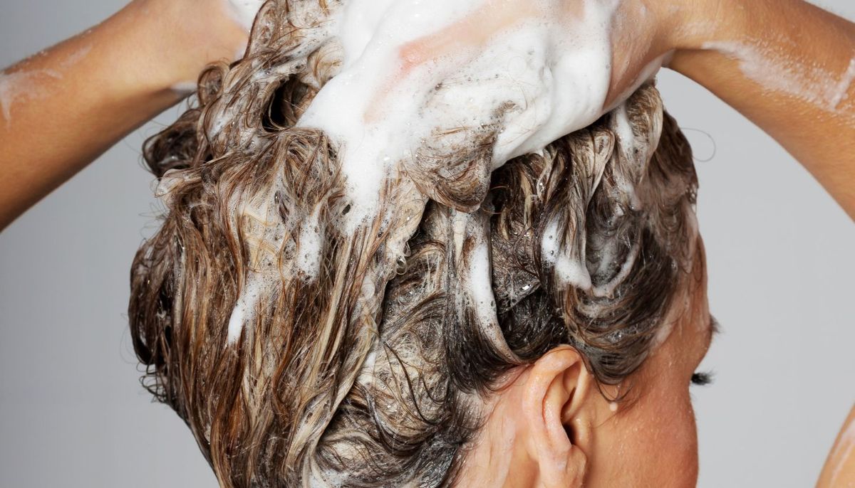 Errores que dañan tu pelo al ponerte shampoo y acondicionador