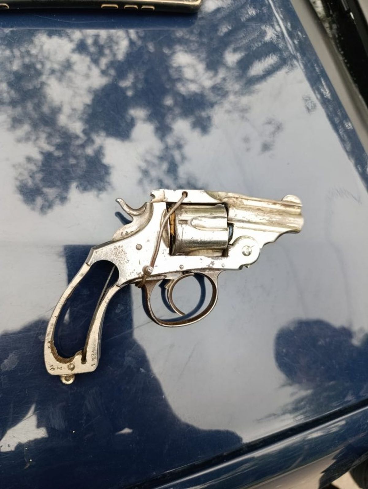 El revólver calibre 22 secuestrado por la Policía a un adolescente de 16 años. El revólver calibre 22 secuestrado por la Policía a un adolescente de 16 años.