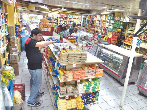 En el almacén, las verduras y las carnes cuestan menos