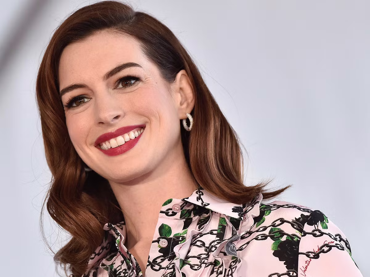 De hadas y brujas. Anne Hathaway y Johny Deep son los grandes protagonistas de esta excelente película que Disney Plus tiene en su catálogo