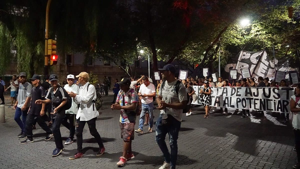 Los miembros del Polo Obrero en el centro, cuando ya había caído la noche. 