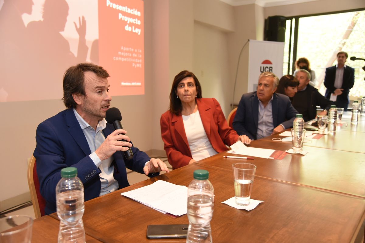 Lisandro Nieri en la presentación del proyecto de los legisladores radicales para bajar los impuestos patronales.