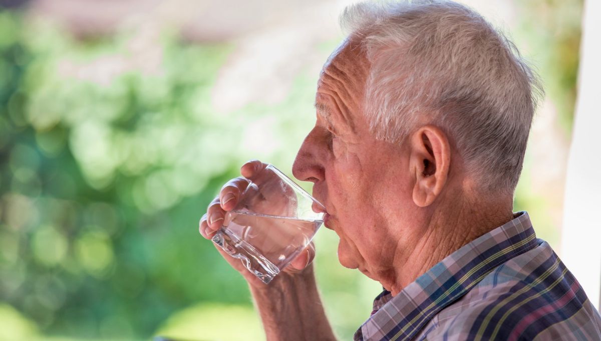 Conocer la cantidad de agua que hay que tomar para evitar la deshidratación es importante para una buena salud. Conocer la cantidad de agua que hay que tomar para evitar la deshidratación es importante para una buena salud.