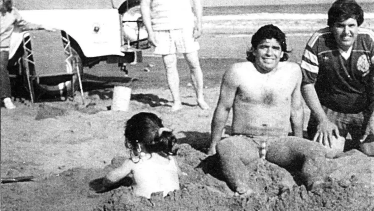Diego Maradona en Marisol, una pequeña localidad balnearia de la costa atlántica. Diego Maradona en Marisol, una pequeña localidad balnearia de la costa atlántica.