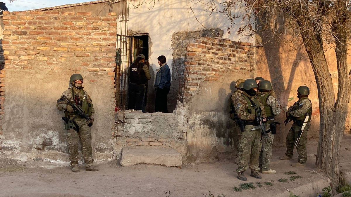 El megaoperativo que se hizo este miércoles en el barrio Aeroparque de Las Heras. El megaoperativo que se hizo este miércoles en el barrio Aeroparque de Las Heras.