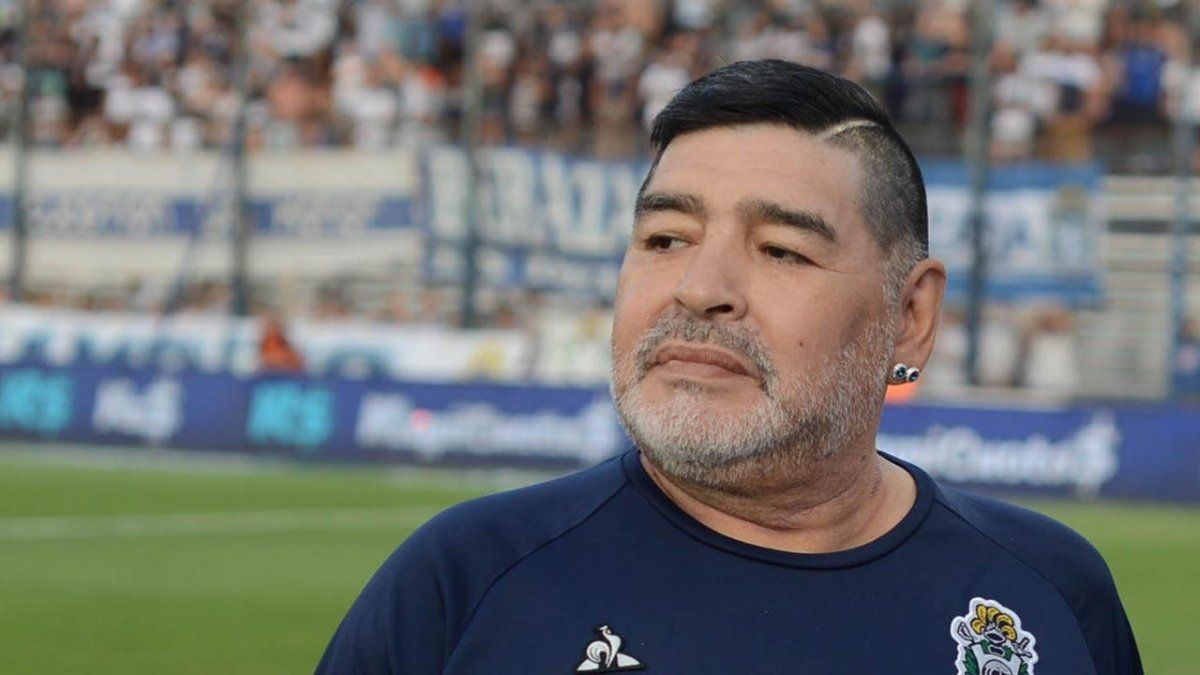 Diego Maradona recibe los 60 años como DT de Gimnasia.