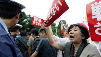 Miles y miles protestan en Tokio contra las nuevas leyes militares