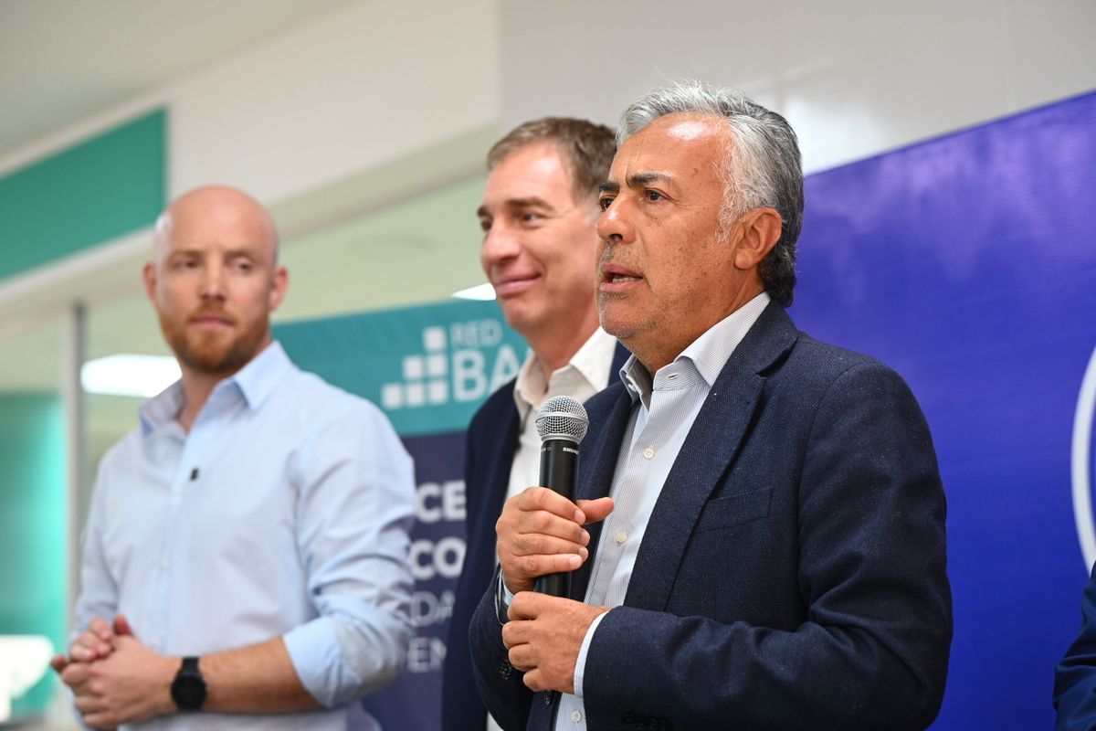 El intendente de Luján, Esteban Allasino; el ministro del Interior, Diego Santilli; y el gobernador Alfredo Cornejo en el hospital de Luján. El intendente de Luján, Esteban Allasino; el ministro del Interior, Diego Santilli; y el gobernador Alfredo Cornejo en el hospital de Luján.