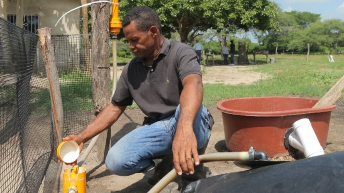 Elkin Palacin revisa a diario el biodigestor. Esta tecnología requiere de pocos cuidados y casi ningún mantenimiento. Crédito: C.R.A Elkin Palacin revisa a diario el biodigestor. Esta tecnología requiere de pocos cuidados y casi ningún mantenimiento. Crédito: C.R.A