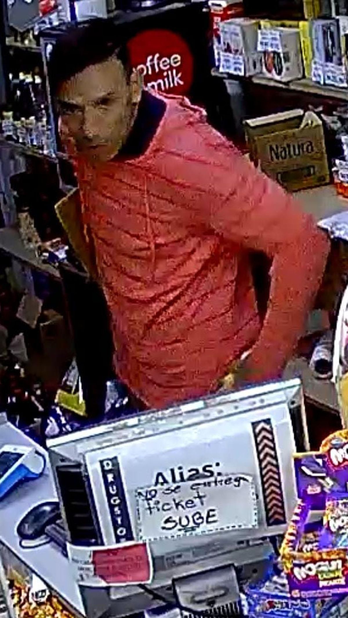 La imagen pertenece al mismo delincuente que los asaltó hace un mes en el kiosco de calle Rioja y Rondeau, de Capital. La imagen pertenece al mismo delincuente que los asaltó hace un mes en el kiosco de calle Rioja y Rondeau, de Capital.