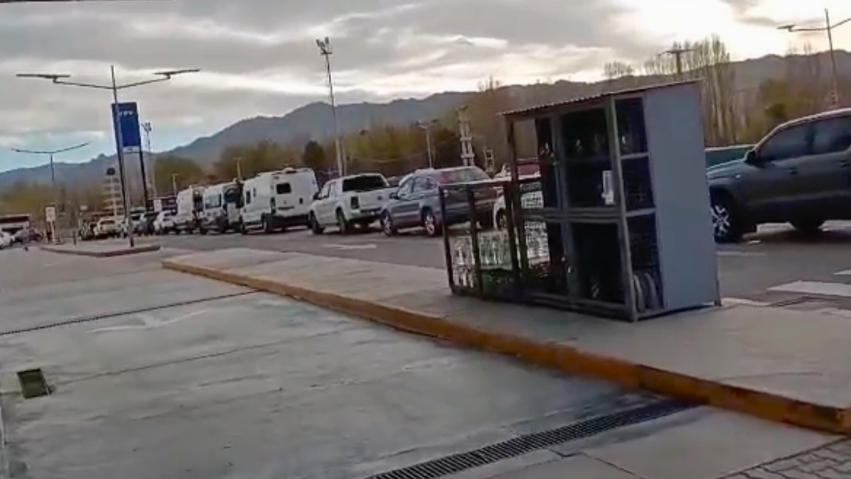 Las filas de vehículos en la última estación de servicio de Uspallata camino al túnel internacional. La postal a primera hora de la mañana. Las filas de vehículos en la última estación de servicio de Uspallata camino al túnel internacional. La postal a primera hora de la mañana.