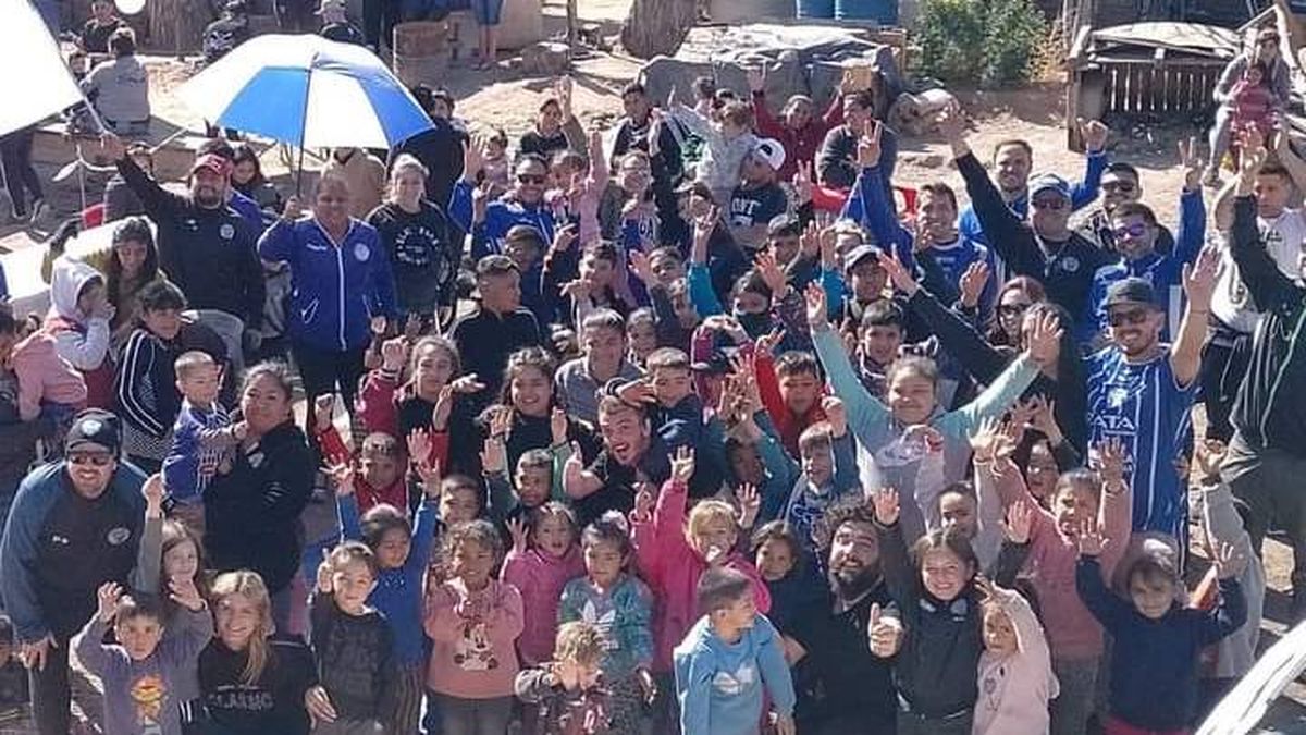 Familias enteras concurren al lugar a retirar sus viandas tres veces por semana. Familias enteras concurren al lugar a retirar sus viandas tres veces por semana.