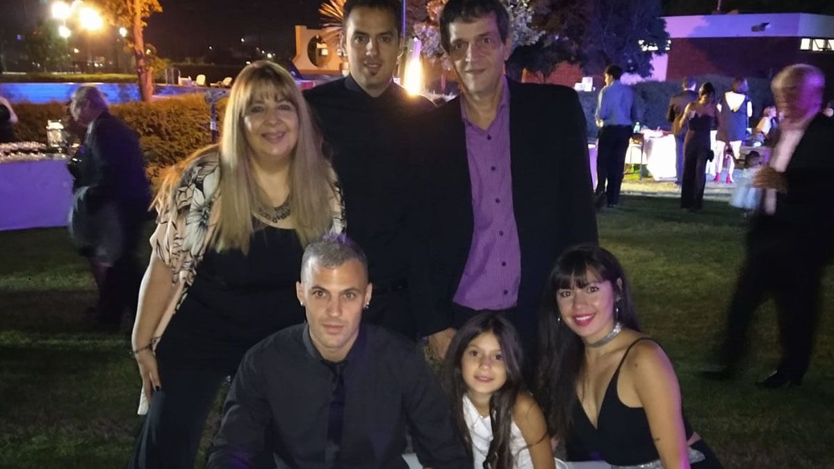 Facundo Polaco Rodríguez posa con su familia muy feliz.