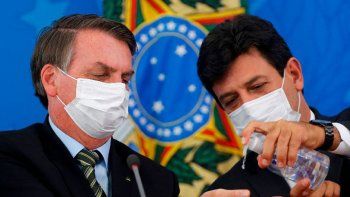 Bolsonaro echó a su ministro de Salud que le reprochó su actitud frente al coronavirus