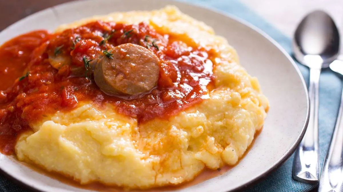 La polenta con chorizo y tuco es una de las recetas más reconfortantes para otoño.