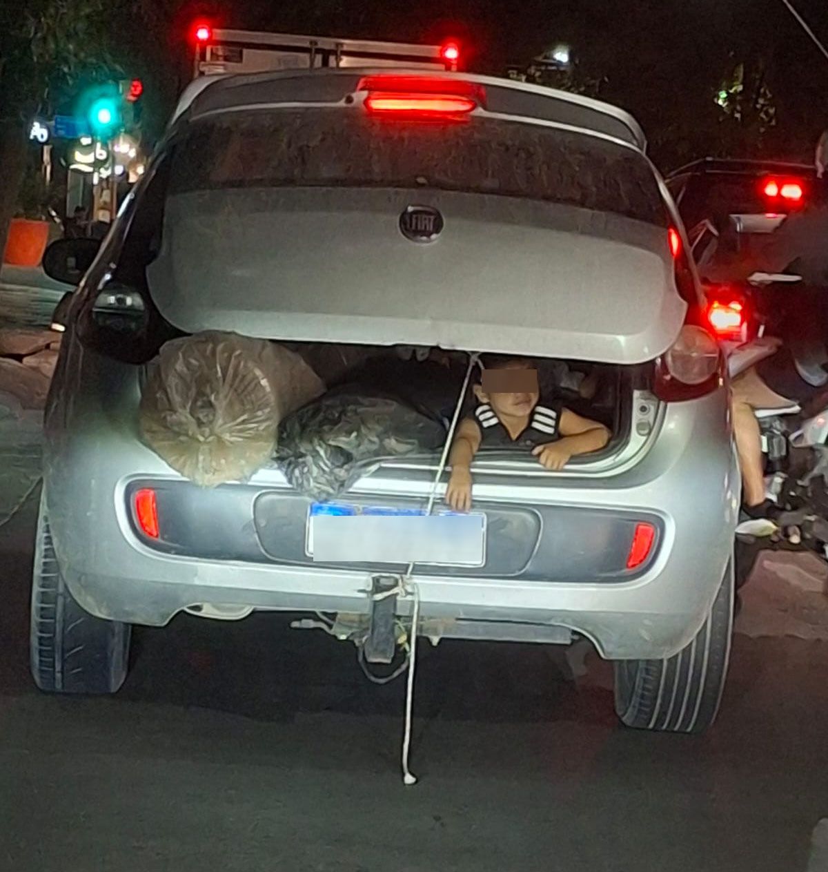 Varias personas fotografiaron al conductor que llevaba a un nene en el baúl abierto de su auto por la Sexta Sección, de Capital. Varias personas fotografiaron al conductor que llevaba a un nene en el baúl abierto de su auto por la Sexta Sección, de Capital.