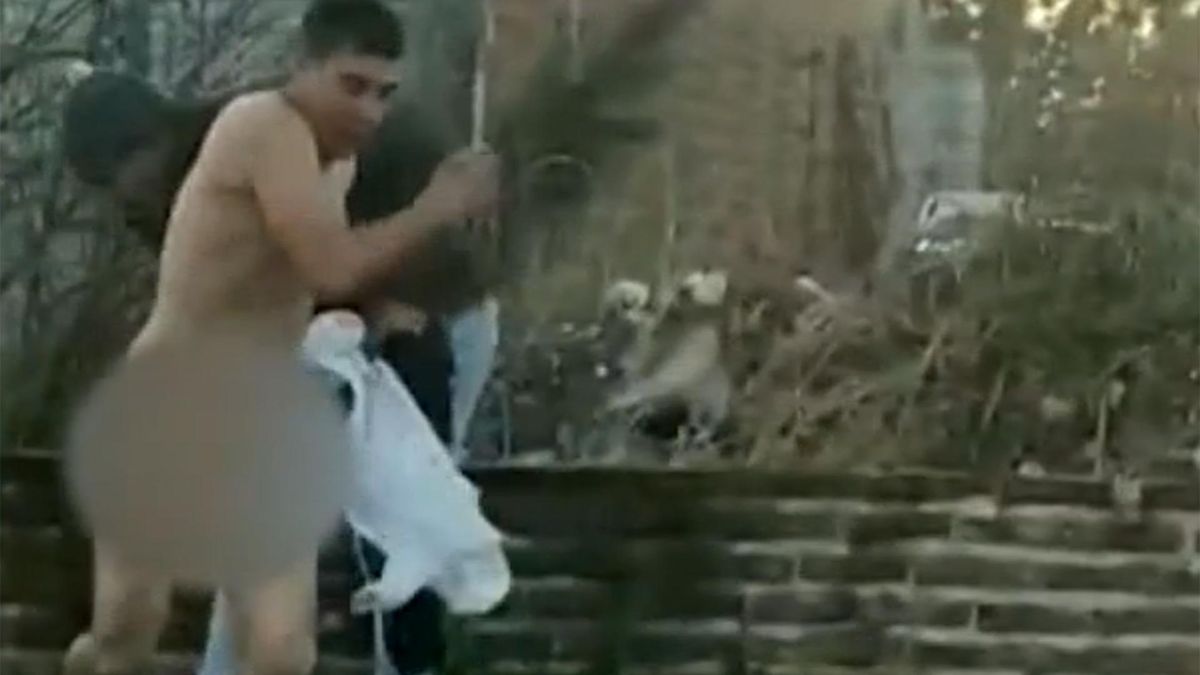 Justicia por mano propia. Video: lincharon a un ladrón y lo dejaron desnudo.