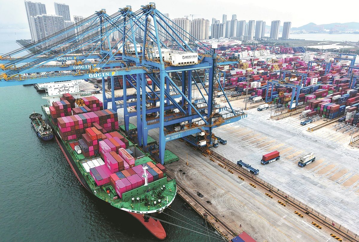 Un buque de carga visto cargando en el puerto de Qingdao, provincia de Shandong. YU FANGPING / PARA CHINA DAILY.