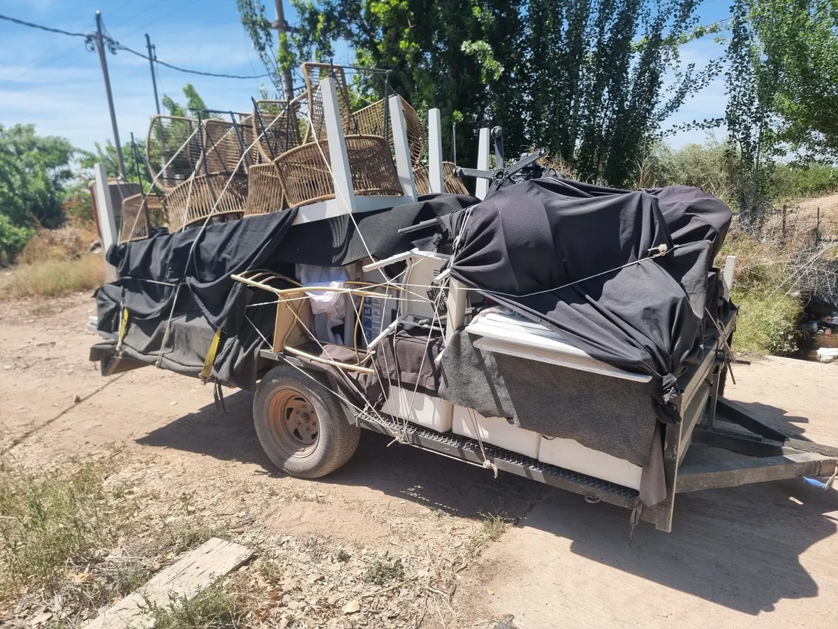 La policía montó un operativo cerrojo y logró dar, primero con la camioneta y el carro y después con uno de los sospechosos de haber cometido el violento asalto. 