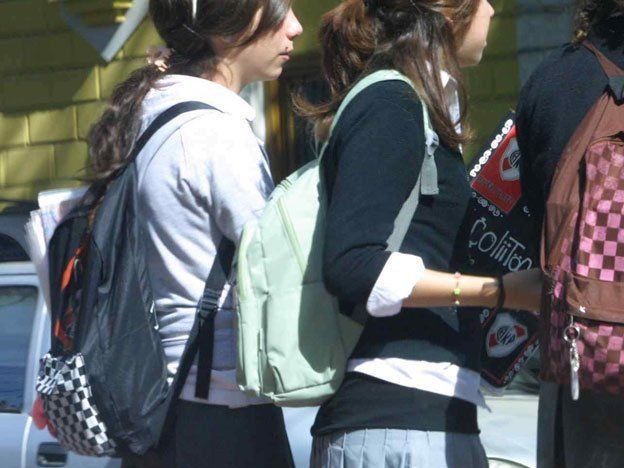 Hay 300 instituciones de educación pública de gestión privada en Mendoza. Hay 300 instituciones de educación pública de gestión privada en Mendoza.