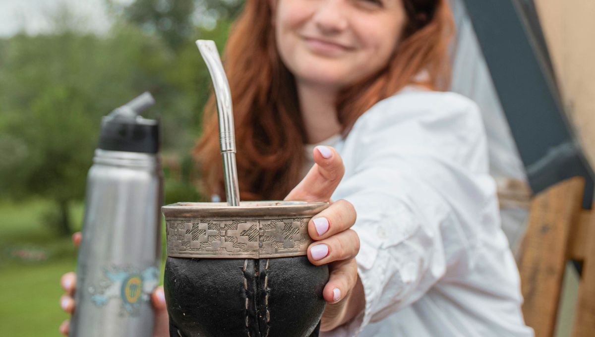 Cebar mate implica amor, amistad, familia, ritual, unión. Por eso no es una simple palabra fría como "servir". Cebar mate implica amor, amistad, familia, ritual, unión. Por eso no es una simple palabra fría como "servir".