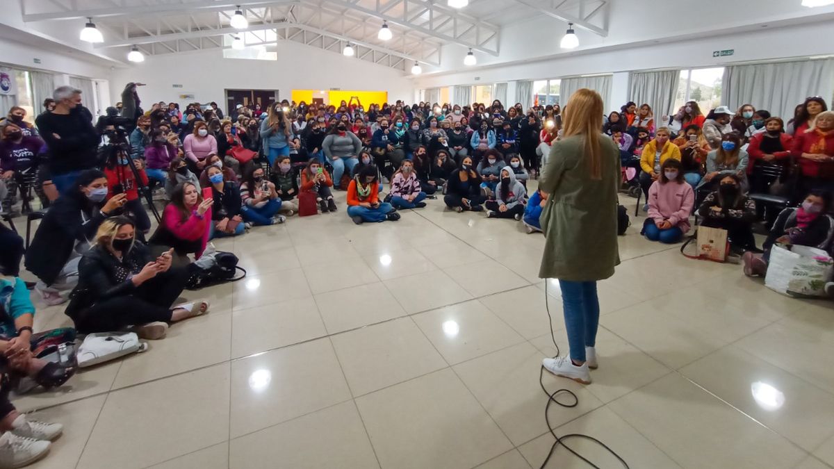 Anabel Fernández Sagasti tiene la palabra. El encuentro fue en el Club ATSA, de El Challao.