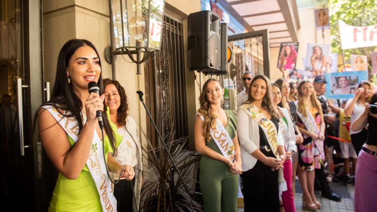 La actual Reina de la Vendimia, Natasha Sánchez, habló en la puerta del hotel ante la presencia de las aspirantes al cetro nacional.