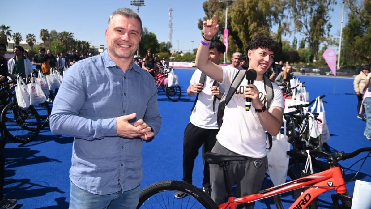 El intendente Diego Costarelli (UCR) junto a los estudiantes destacados. Foto: Municipalidad de Godoy Cruz. El intendente Diego Costarelli (UCR) junto a los estudiantes destacados. Foto: Municipalidad de Godoy Cruz. 