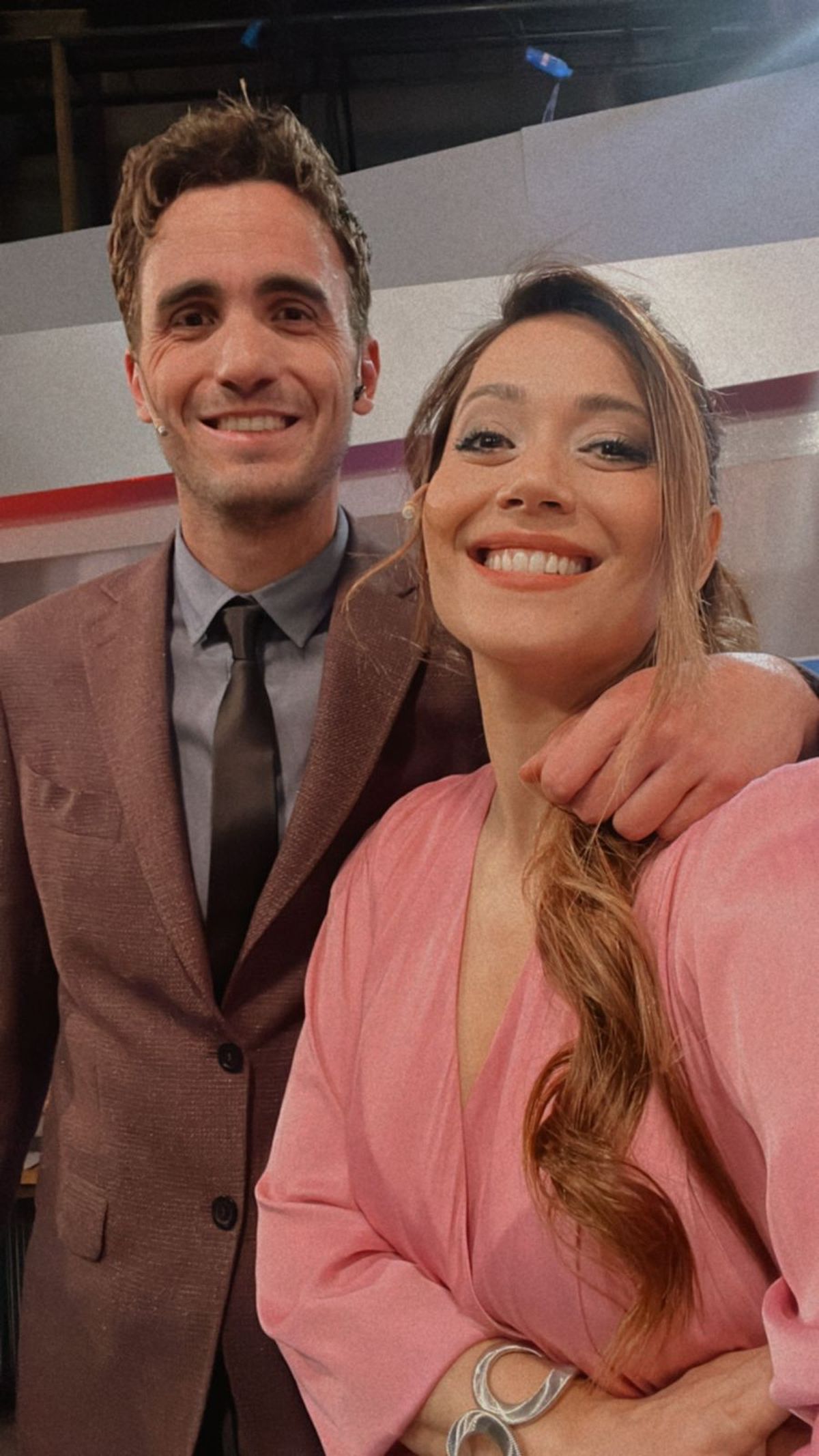 Gracias al trabajo que comparten en el Noticiero Central y a los videos que generan en Instagram, Gisela y Amadeo se han hecho muy amigos. Gracias al trabajo que comparten en el Noticiero Central y a los videos que generan en Instagram, Gisela y Amadeo se han hecho muy amigos.