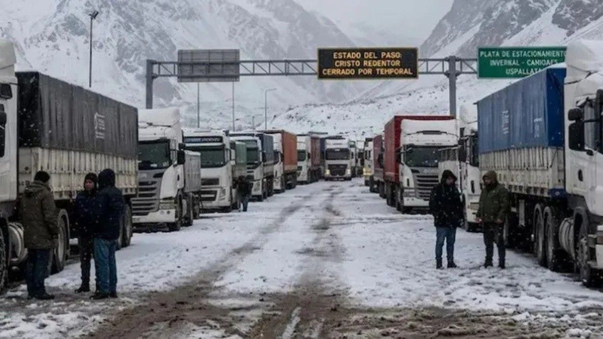 Con la ruta 7 habilitada en un solo sentido, pudo cruzar a Chile el 45% de los camiones que el cierre del paso dejó varados 34 días en Mendoza Con la ruta 7 habilitada en un solo sentido, pudo cruzar a Chile el 45% de los camiones que el cierre del paso dejó varados 34 días en Mendoza
