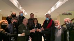 Después de la obra hubo brindis entre Patricia Bullrich y Luis Brandoni. Allí también se los ve al diputado nacional Fernando Iglesias y al dirigente de Juntos por el Cambio, Hernán Lombardi, entre otros.