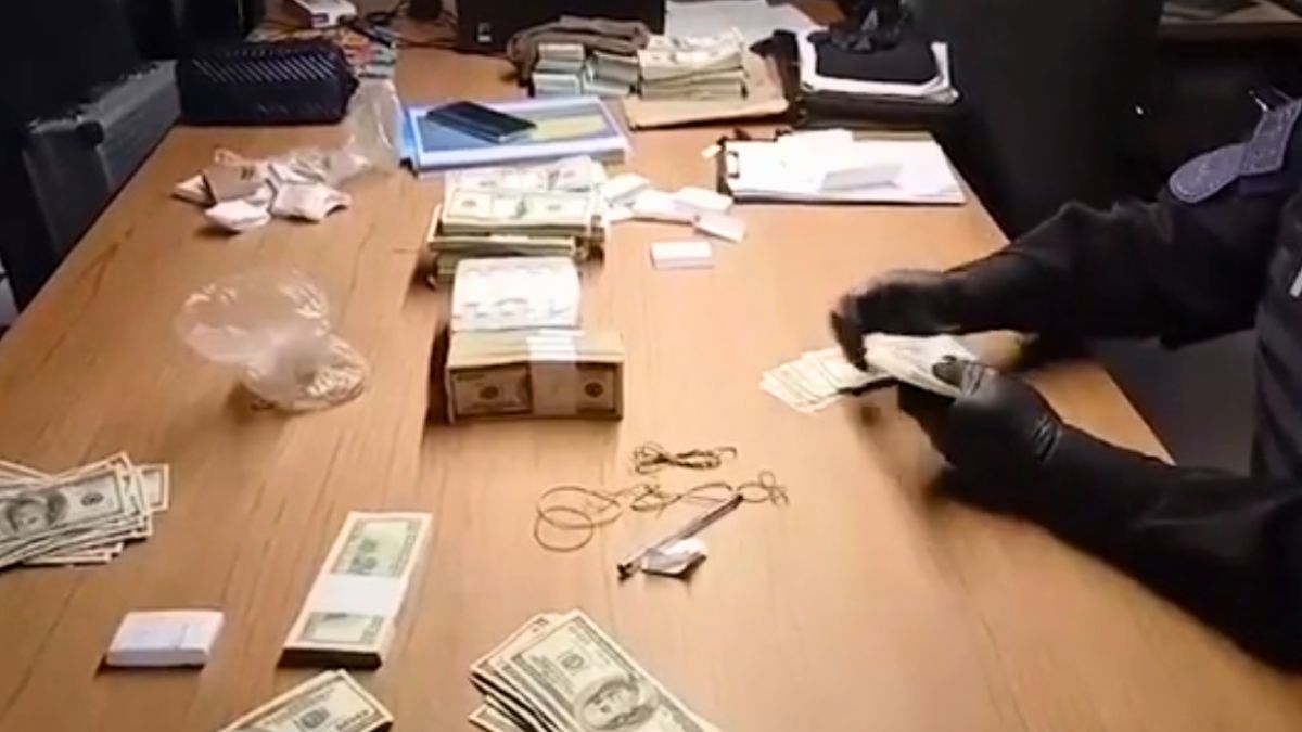 Parte de lo secuestrado en los departamentos del ex ARSAT Facundo Leal fue dado a conocer por la Policía Federal en un video. Parte de lo secuestrado en los departamentos del ex ARSAT Facundo Leal fue dado a conocer por la Policía Federal en un video.