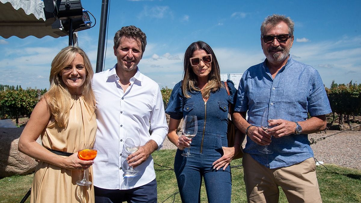 Claudia Alfaro y Ariel Deidda, socios de Banfi en el emprendimiento gastronómico, junto a Pamela David y Daniel Vila