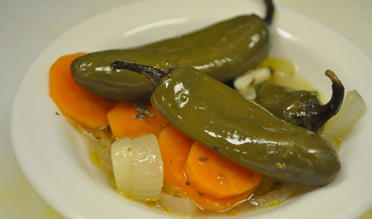 Esta receta de ajíes al escabeche son especiales para preparar distintos aderezos. Esta receta de ajíes al escabeche son especiales para preparar distintos aderezos.