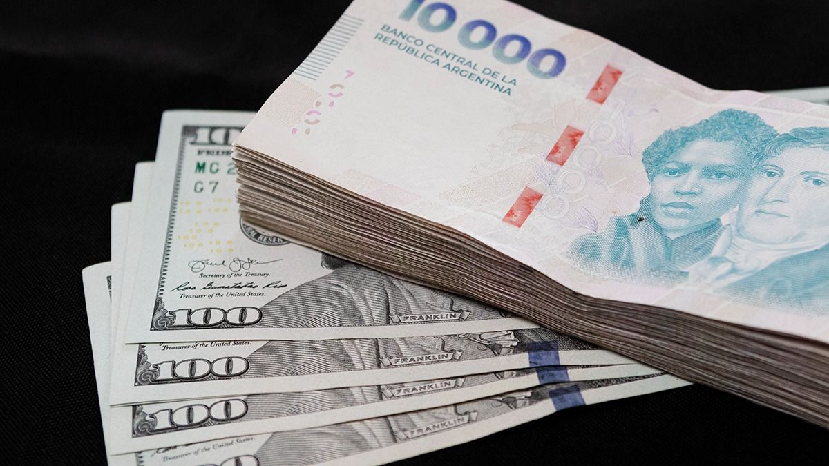 El dólar oficial siguió estable, mientras el blue volvió a bajar este jueves 18 de diciembre