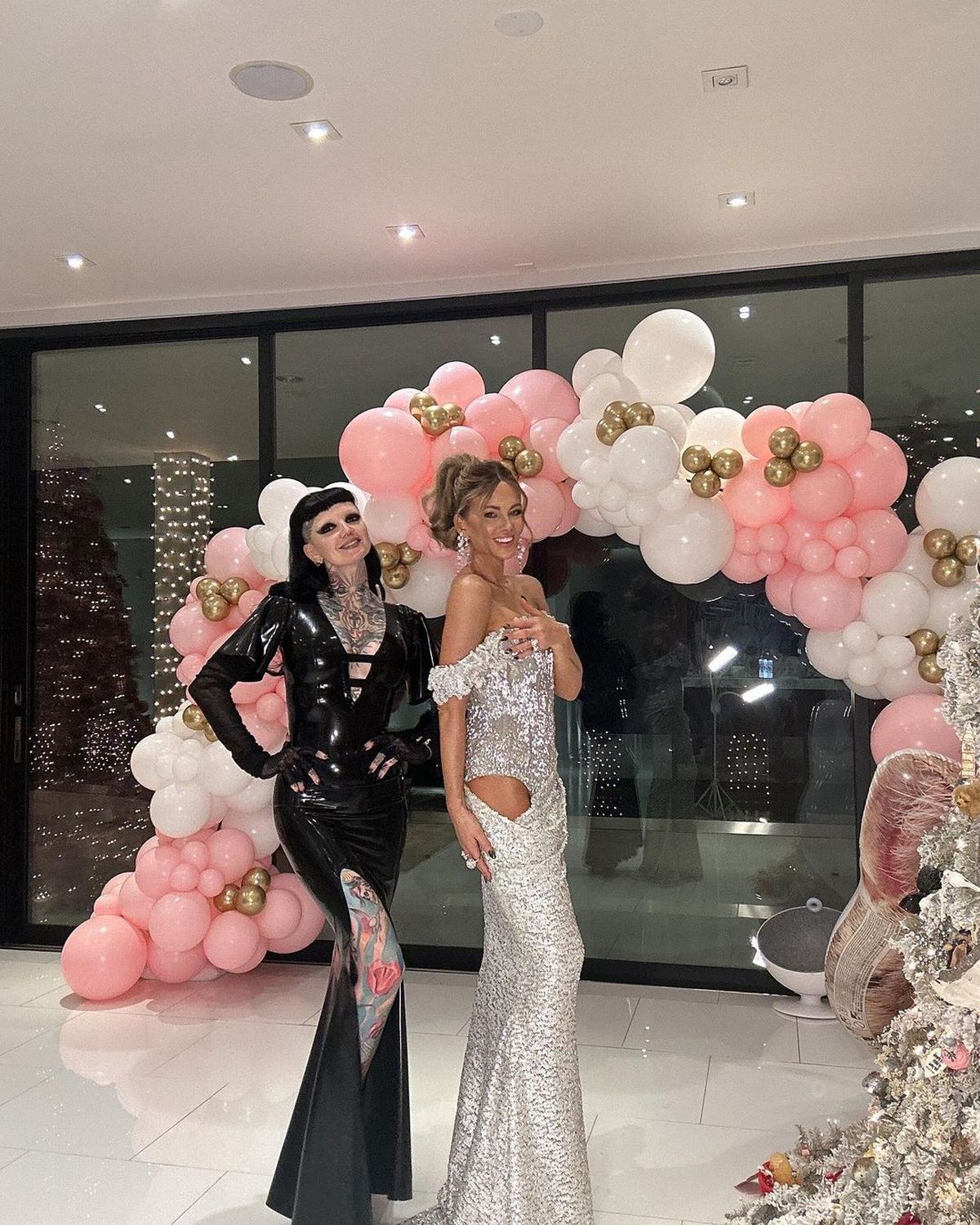 Kate Beckinsale confirma que es la reina de los ultra recortes al ras y paraliza el shiny. Kate Beckinsale confirma que es la reina de los ultra recortes al ras y paraliza el shiny.