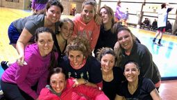Sonrisas, terapia, amistad y encuentro. Las chicas dejan todo y entrenan de noche, religiosamente.