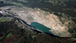 convirtieron una mina de carbon en el lago artificial mas grande de espana con 547.000 millones de litros de agua