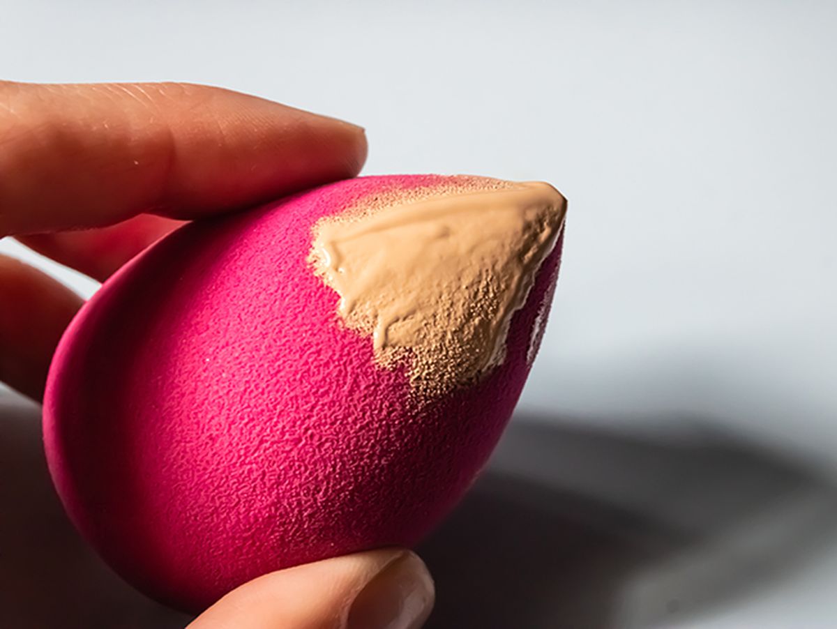 Después de cada uso, es vital lavar tu esponja con jabón neutro. Después de cada uso, es vital lavar tu esponja con jabón neutro. 