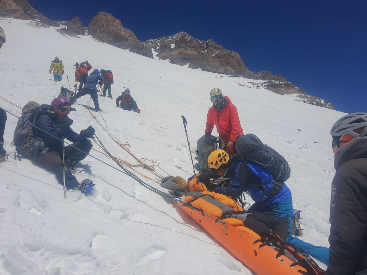 Junto a guardaparques y a la Patrulla de Rescate, los médicos asisten a andinistas que se lesionan en el ascenso al Aconcagua. Junto a guardaparques y a la Patrulla de Rescate, los médicos asisten a andinistas que se lesionan en el ascenso al Aconcagua.