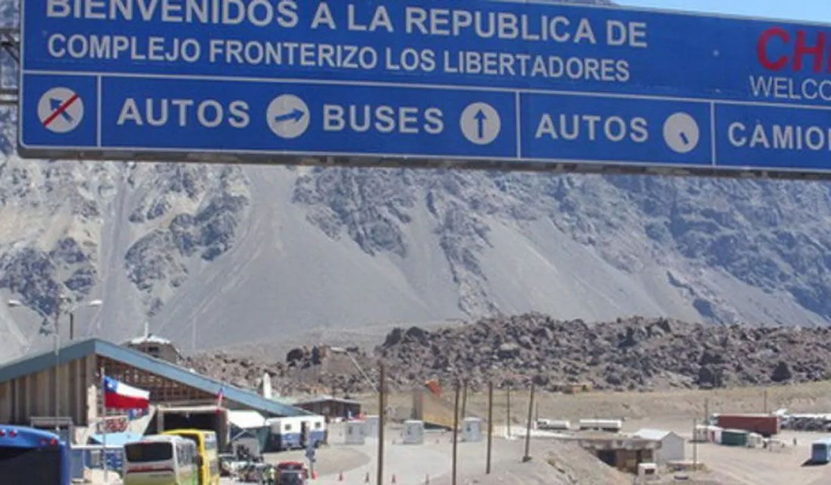 Las fronteras aéras de Chile podrían abrirse en septiembre y en diciembre las terrestres.