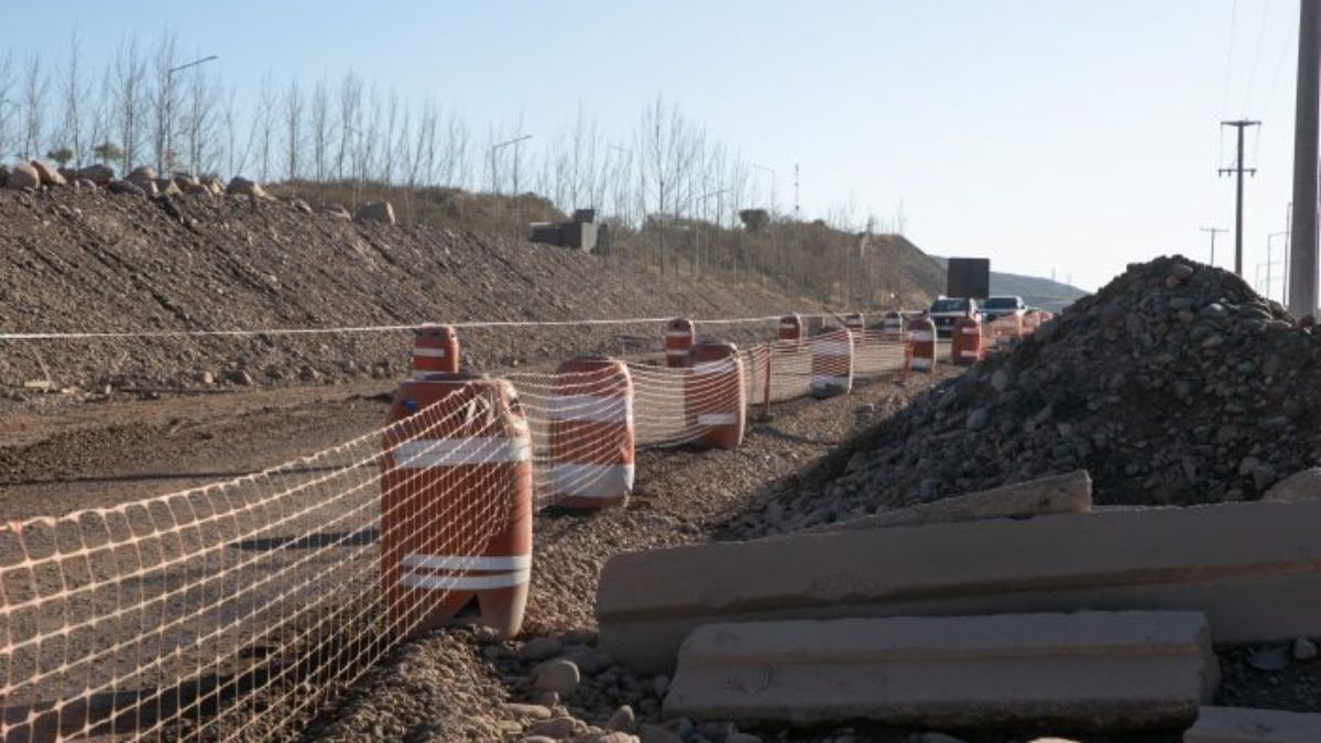Quienes usan la calle Guardia Vieja, en Vistalba, deben transitar con precaución, debido a los desvíos que se han hecho por los trabajos.