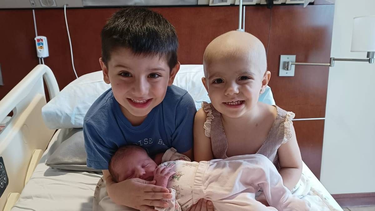 Amelia estuvo internada con leucemia. Aquí junto a sus hermanos Felipe y Juanita, que es 100 por ciento compatible para donarle médula ósea, algo que finalmente no fue necesario.