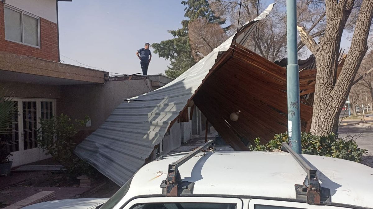 El techo de una casa se voló en la calle Castromán 758 de Godoy Cruz.