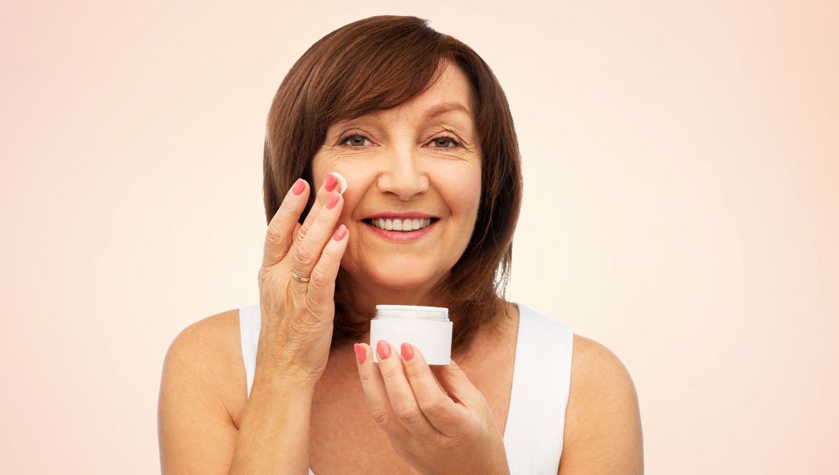 No hace falta aplicar mucha cantidad de crema en el rostro. No hace falta aplicar mucha cantidad de crema en el rostro. 