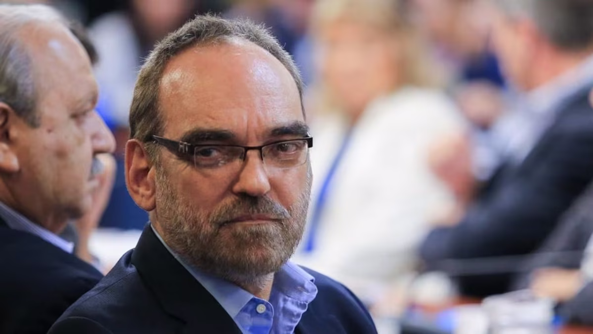 Milei quiere que la aprobación de la designación de Fernando Adolfo Iglesias como embajador extraordinario y plenipotenciario. Milei quiere que la aprobación de la designación de Fernando Adolfo Iglesias como embajador extraordinario y plenipotenciario.